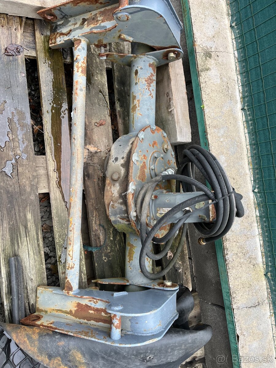 Zemny vrtak unc locust