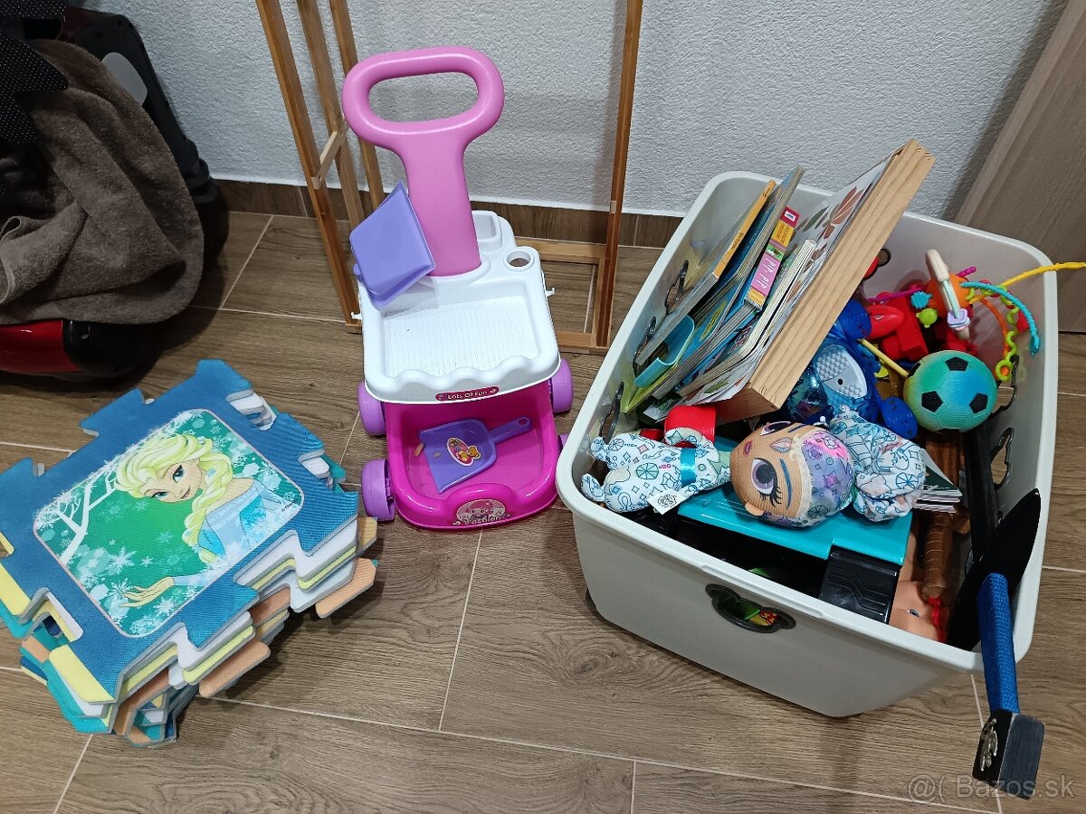 Veľa hračiek aj s boxom na hračky