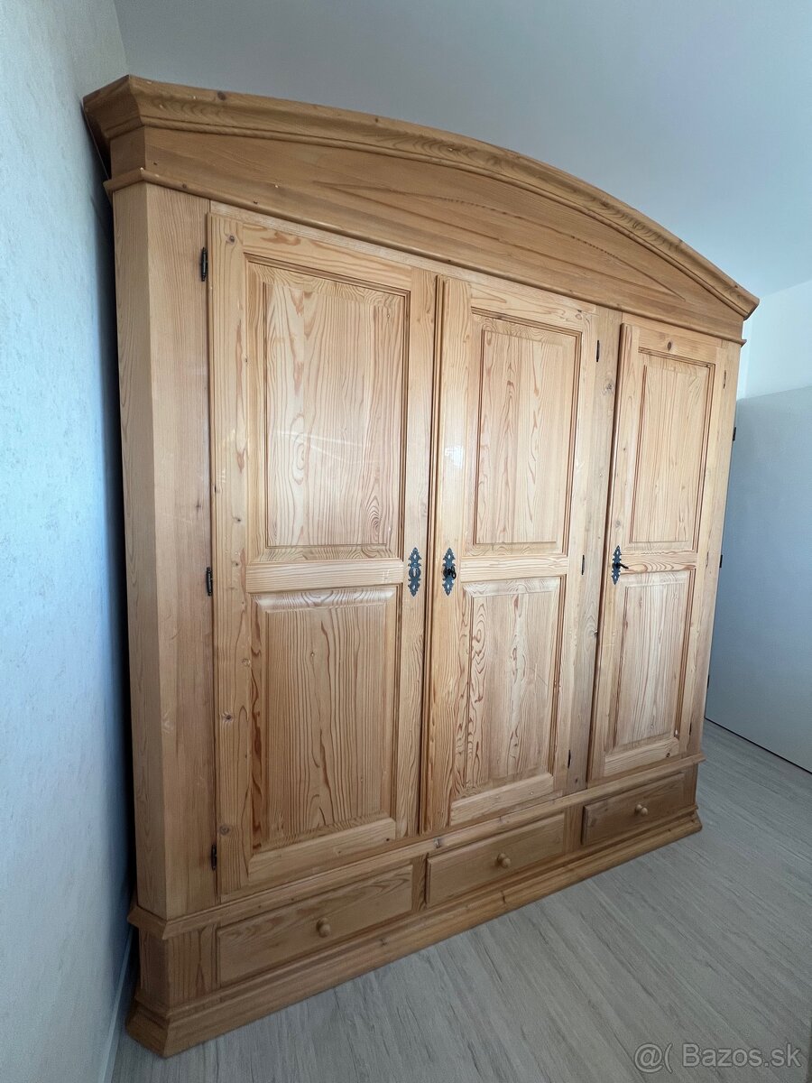 Predám trojdielnu skriňu z masívu - červený smrek