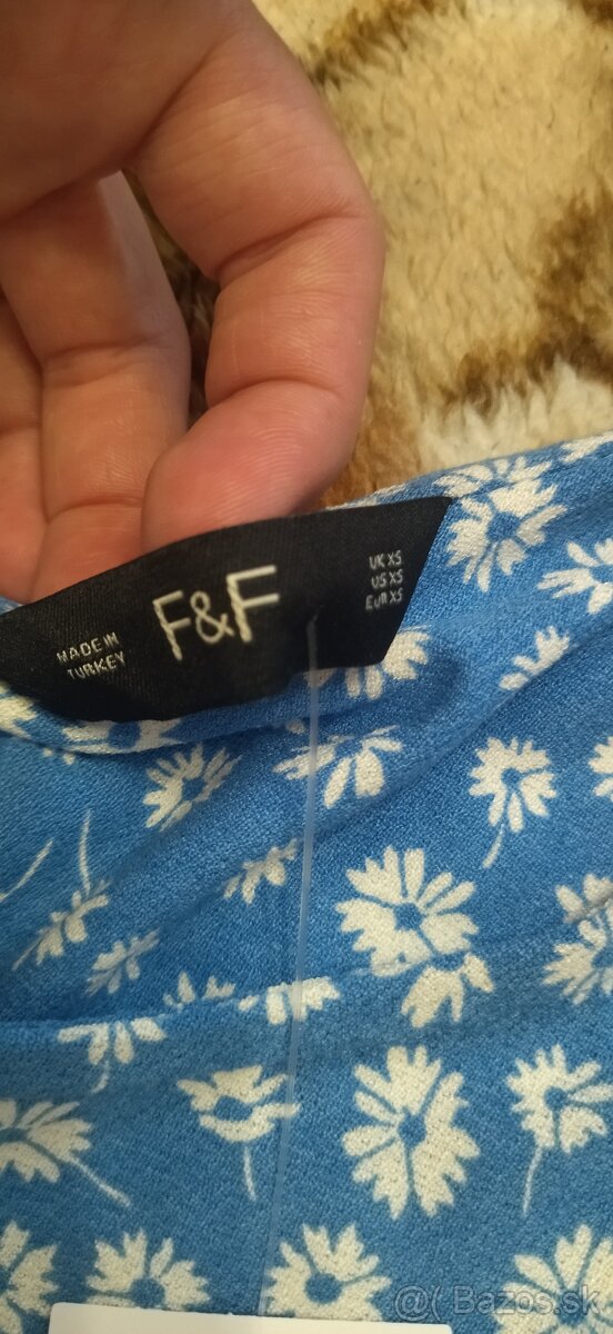 Modré kvietkované šaty