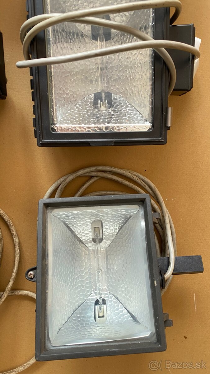 500 W halogénové svietidlo.