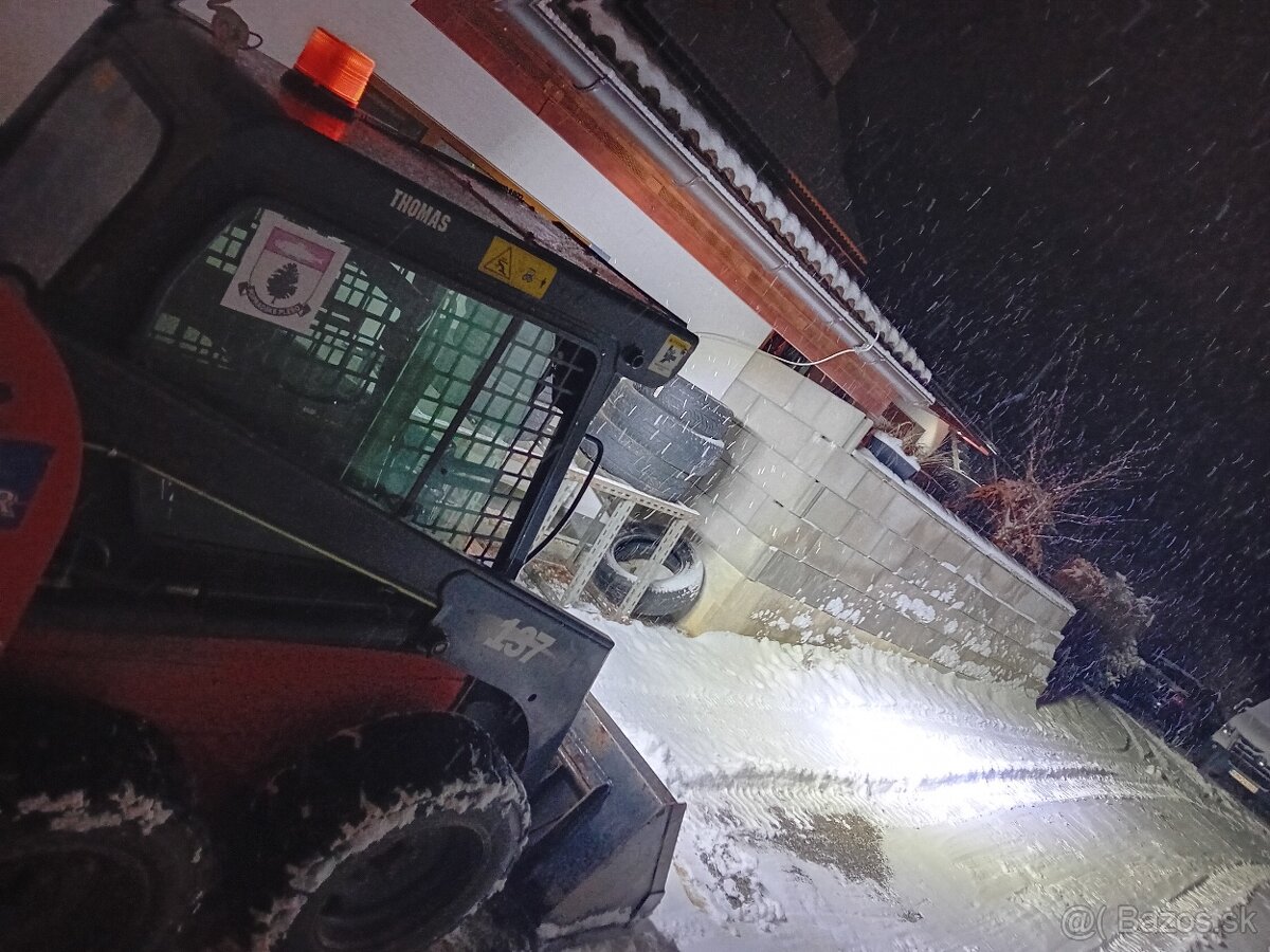 Šmykový nakladač Thomas