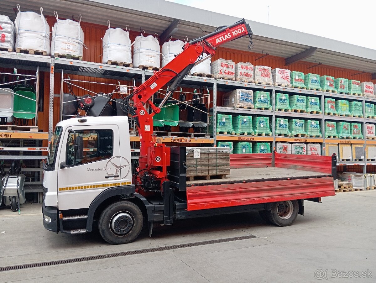 Autodoprava práca s hydraulickou rukou