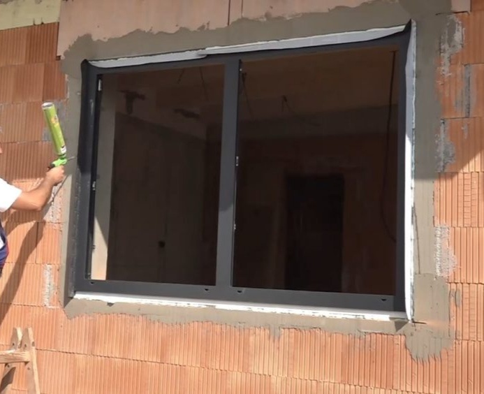 Montážnik a pomocný pracovník