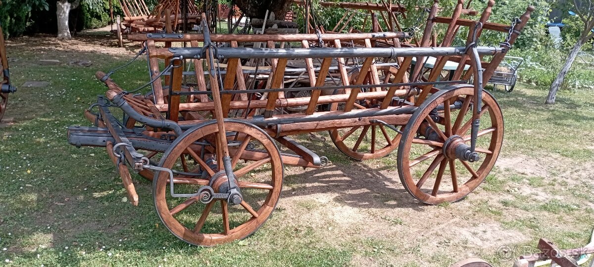 Starý drevený konský voz - rebriňak IV