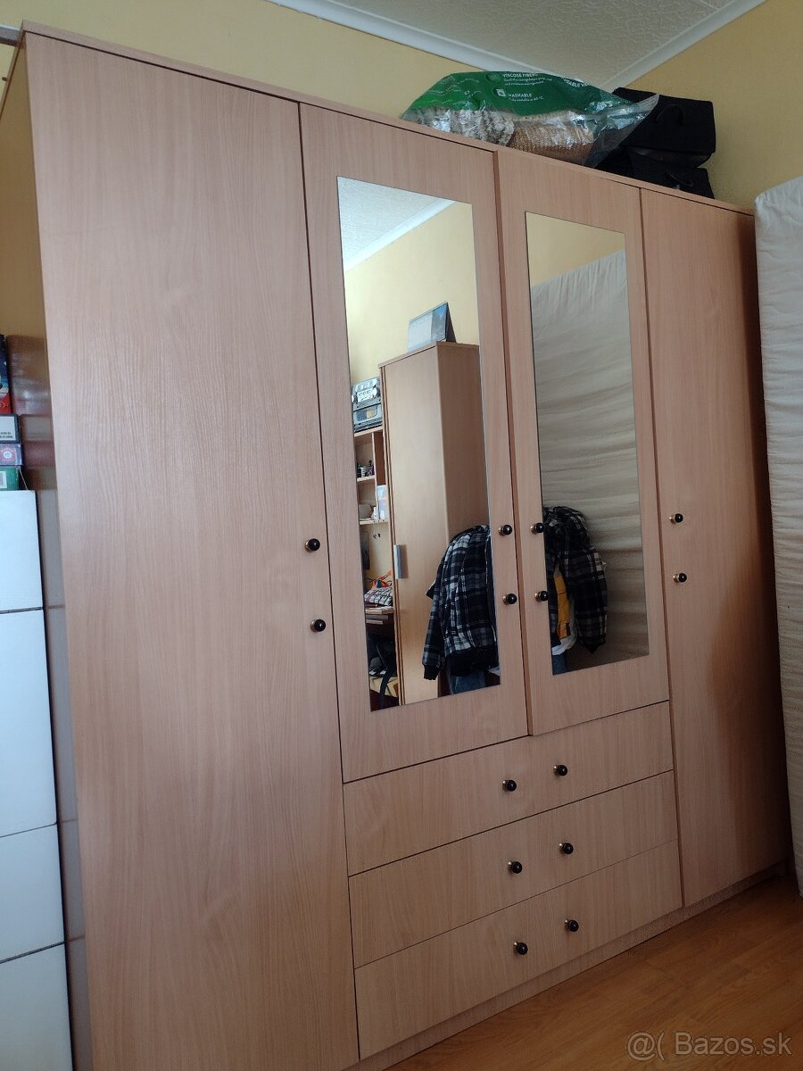 Šatníková skriňa