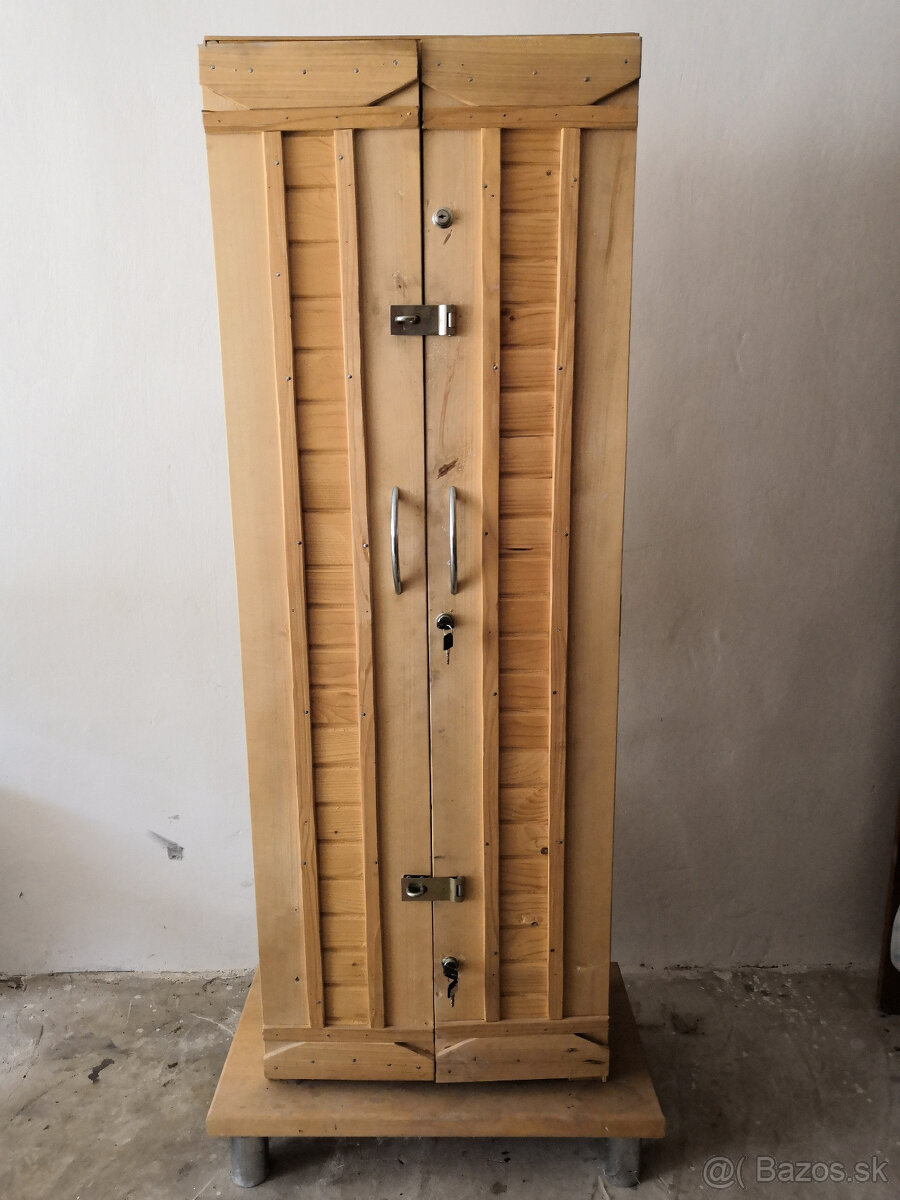 Predám novú drevenú skrinu na dlhé 5. ks zbraní a iné....