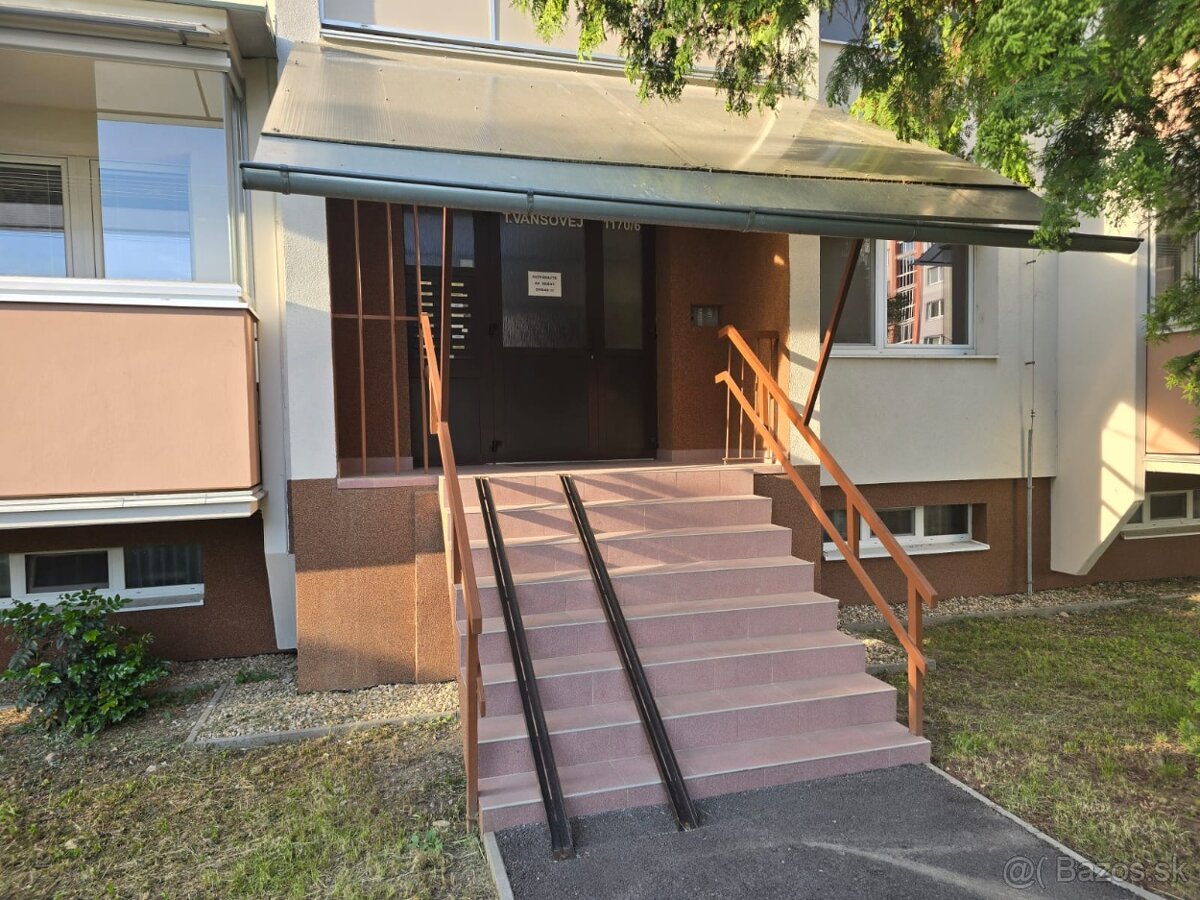 3 izbový byt s loggiou v centre Revúcej, ul. T. Vansovej