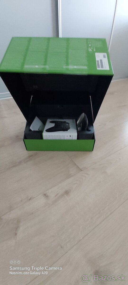 Xbox Series X + 2 ovládače + nabíjacia stanica + Blue-ray