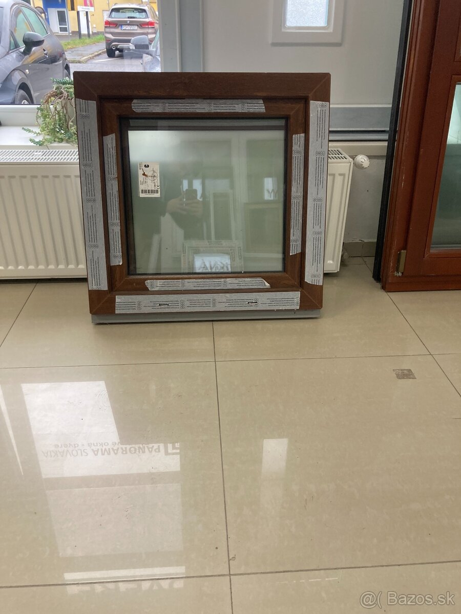 Plastové okno 700x670mm