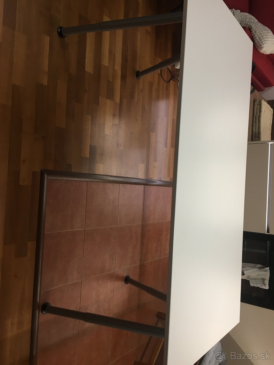 pracovný stôl IKEA