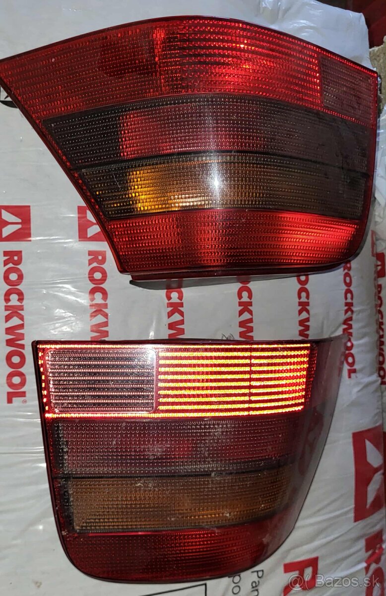 Zadné svetlá VW Golf 4 s úchytmi
