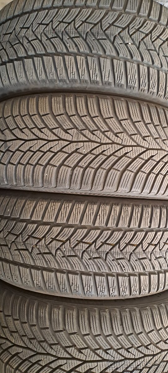 Predám 4ks slušné zimné 225/45r17-94V 2+2modely