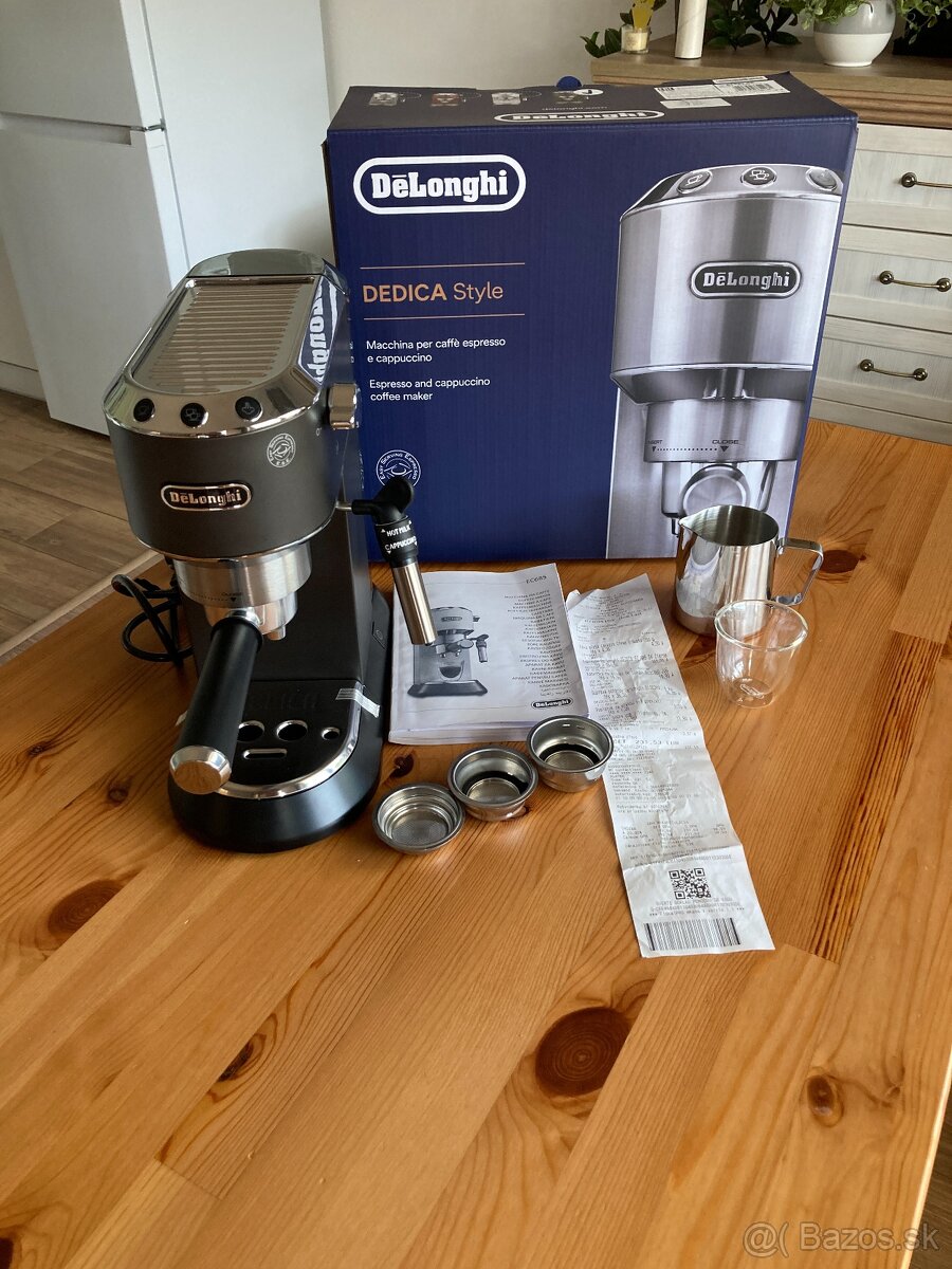 DeLonghi Dedica EC 685.BK s džbánkom na penu a sadou pohárov