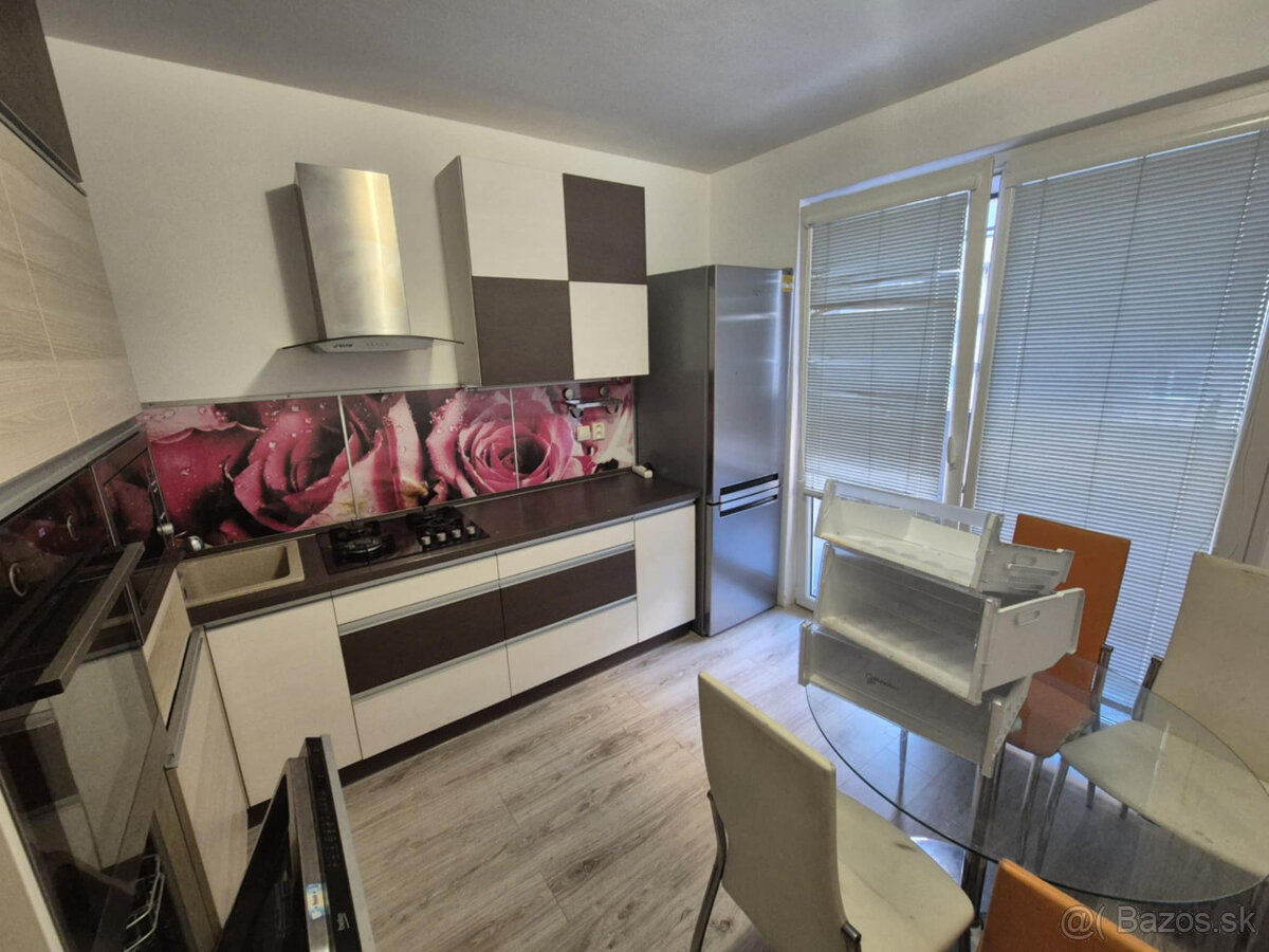 Na prenájom veľký 78 m2 3 izbový byt s lódžiou
