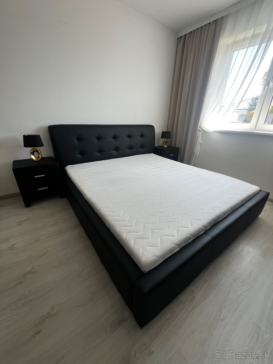 Manželská postel 180x200 cierna