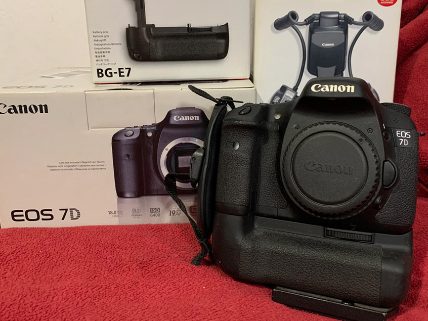 Predam Canon 7D + original grip + 2 batterie + 2 CF + taska