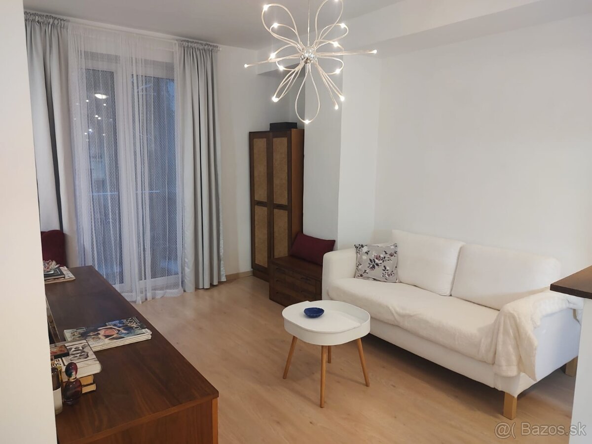 Svetlý, vzdušný a šikovne riešený tehlový apartmán