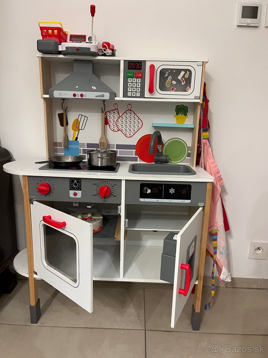 Detska drevena kuchynka s prislusenstvom