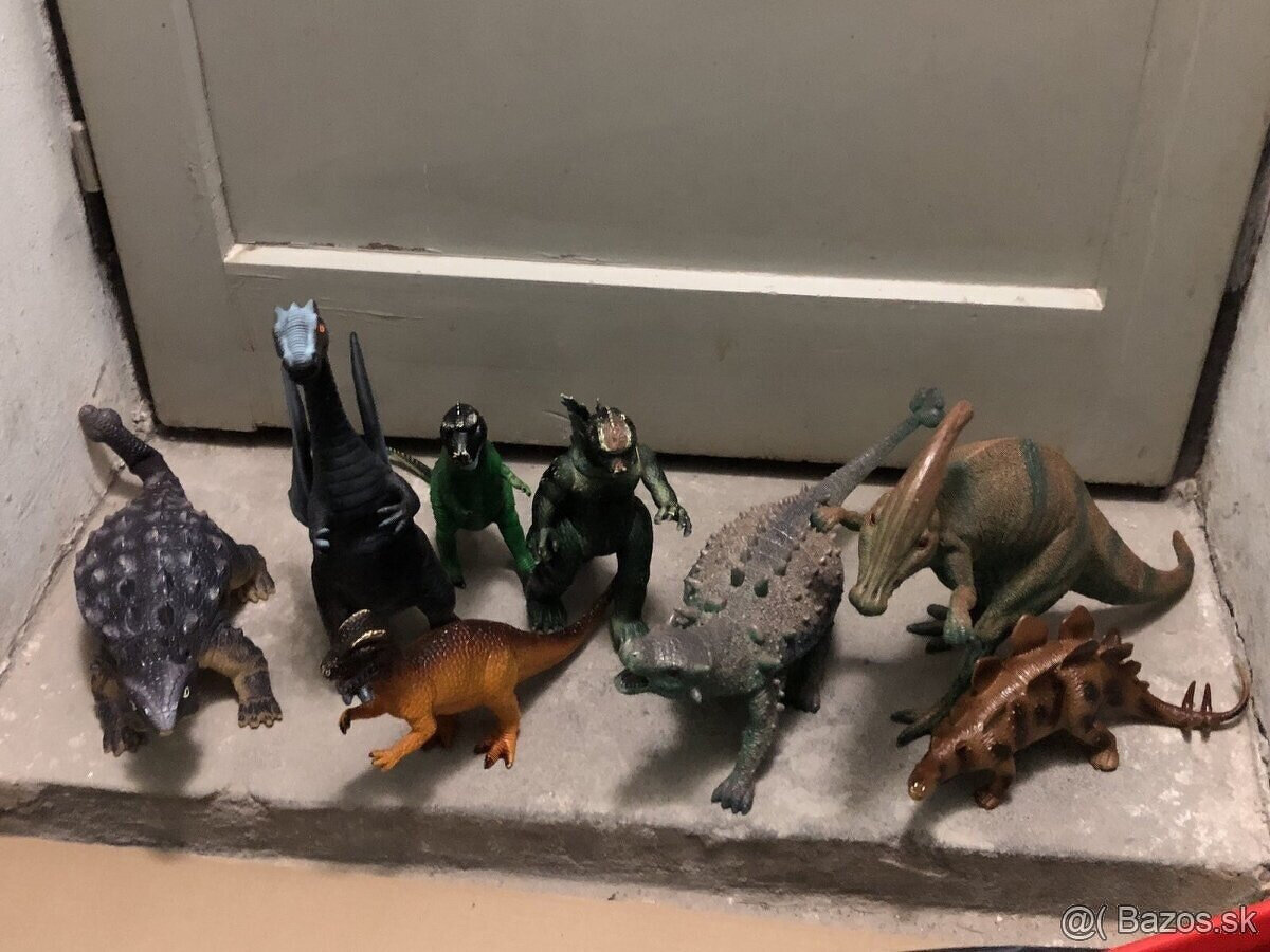 Figúrky dinosaurov a zvierat