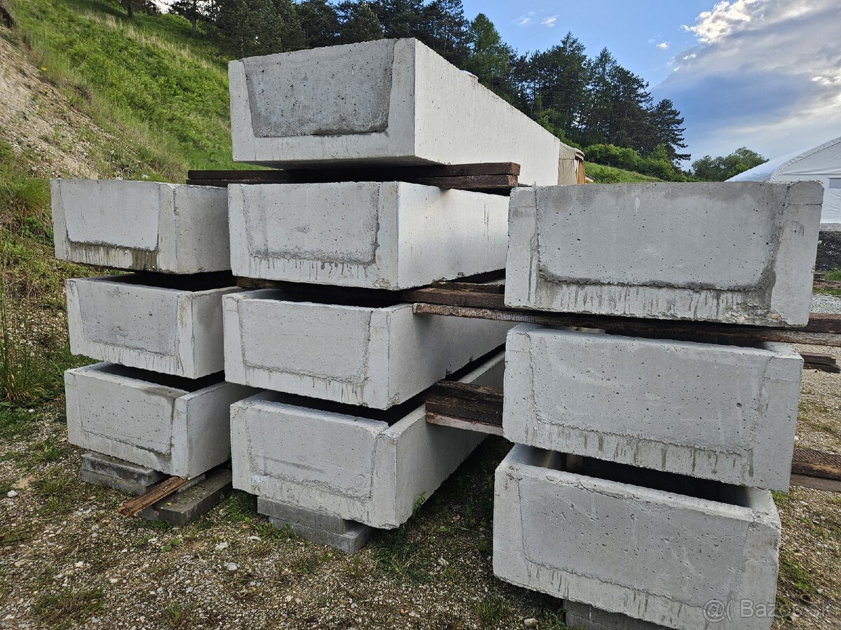 Betónový kvetináč