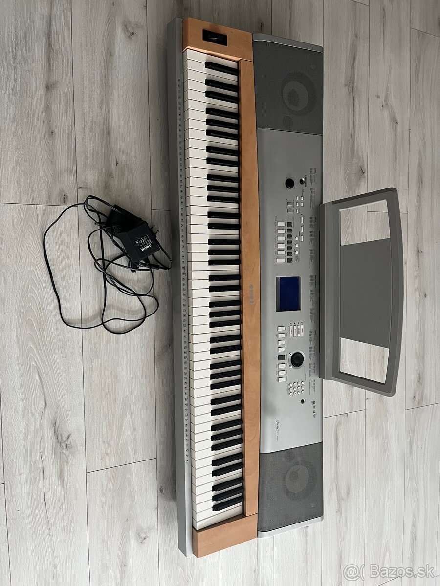 Yamaha Portable Grand DGX-620