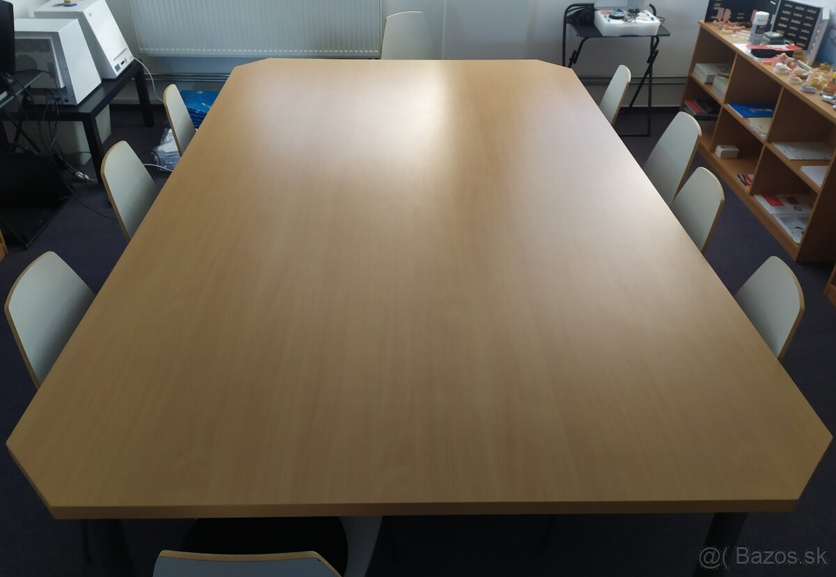 Konferenčný stôl