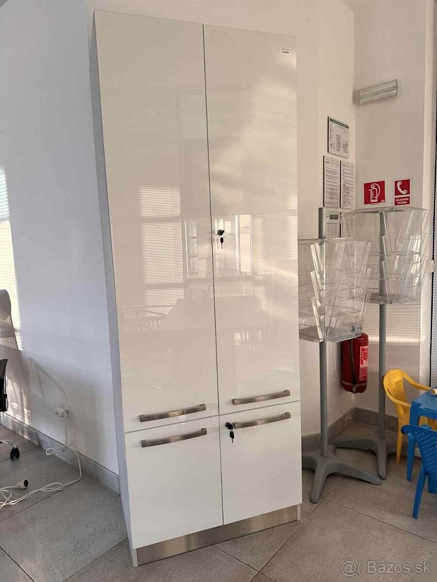 PREDÁME KANCELÁRSKY NÁBYTOK