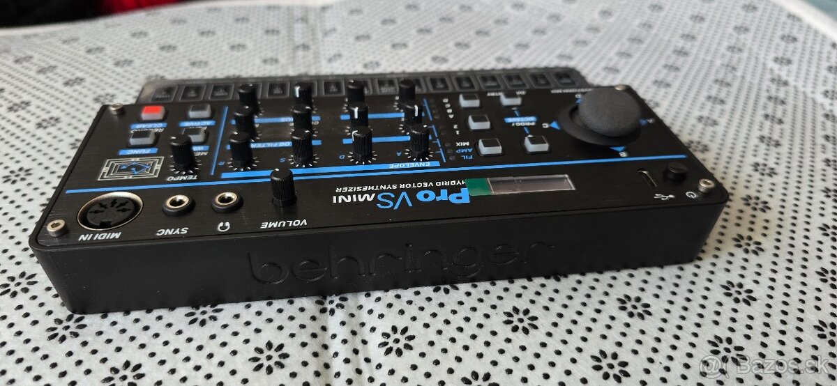 Behringer Pro-VS Mini Syntetizátor