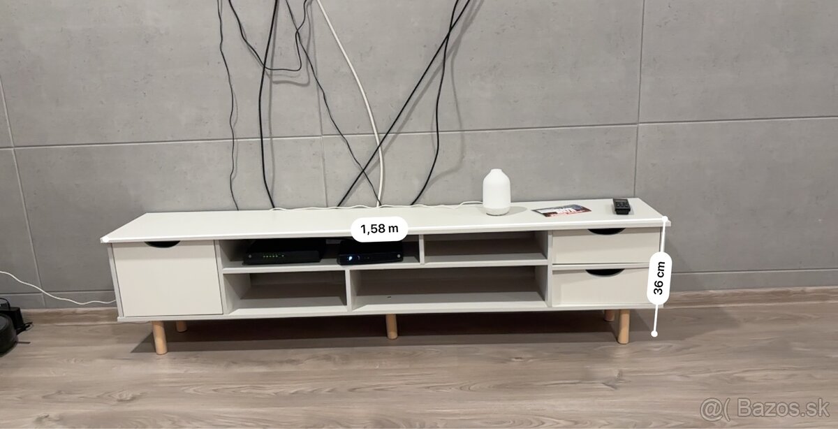Stolík pod TV