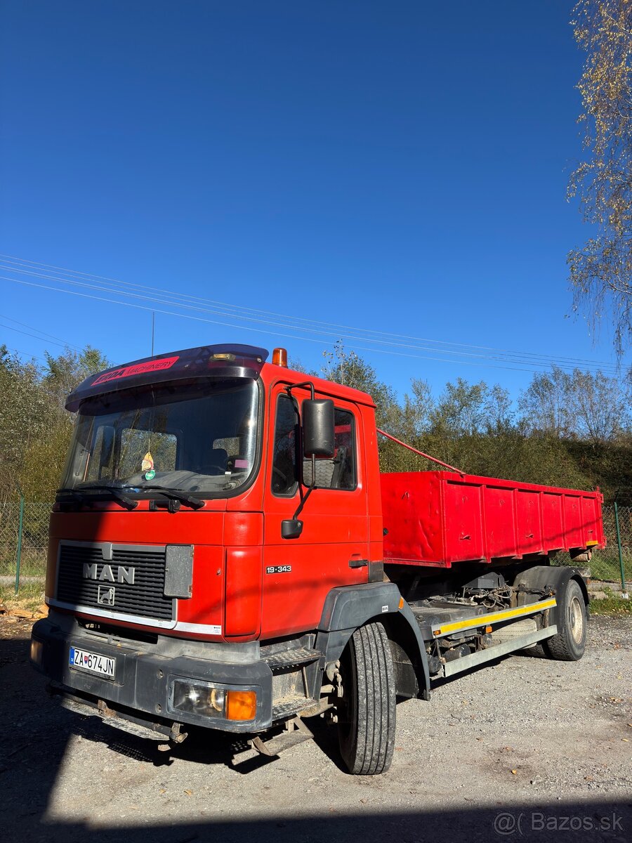 Hákový nosič kontajnerov MAN F2000