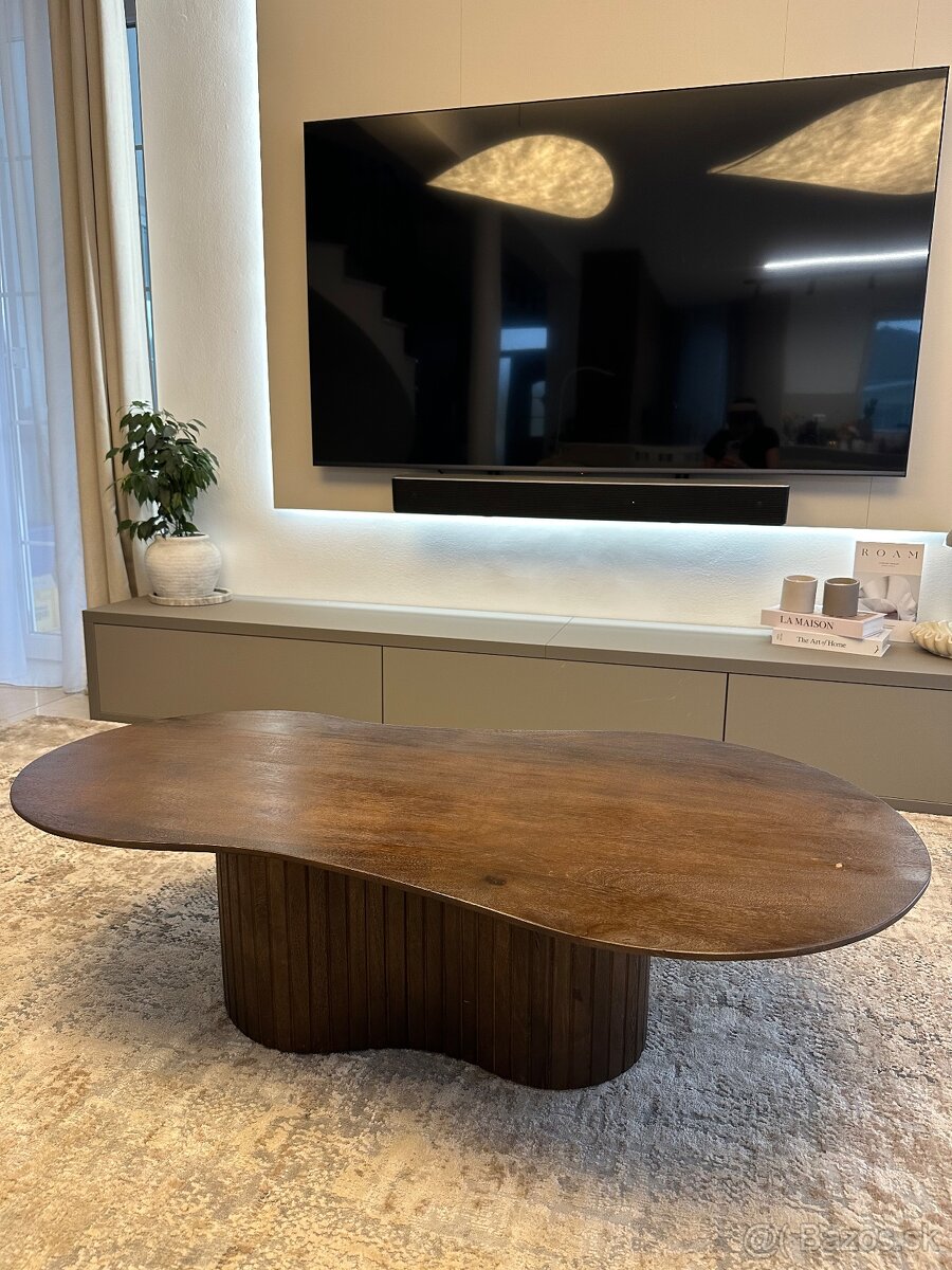 Konferenčný stolík z tmavého dreva so zaobleným dizajnom