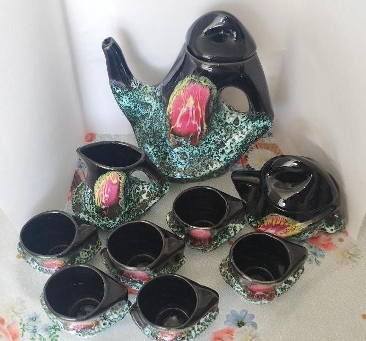 Sopečný čajový servis.