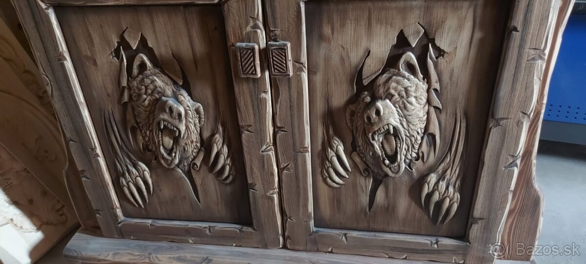 Drevená komoda "Poľovnicke motivy"V-100cm š-120cm