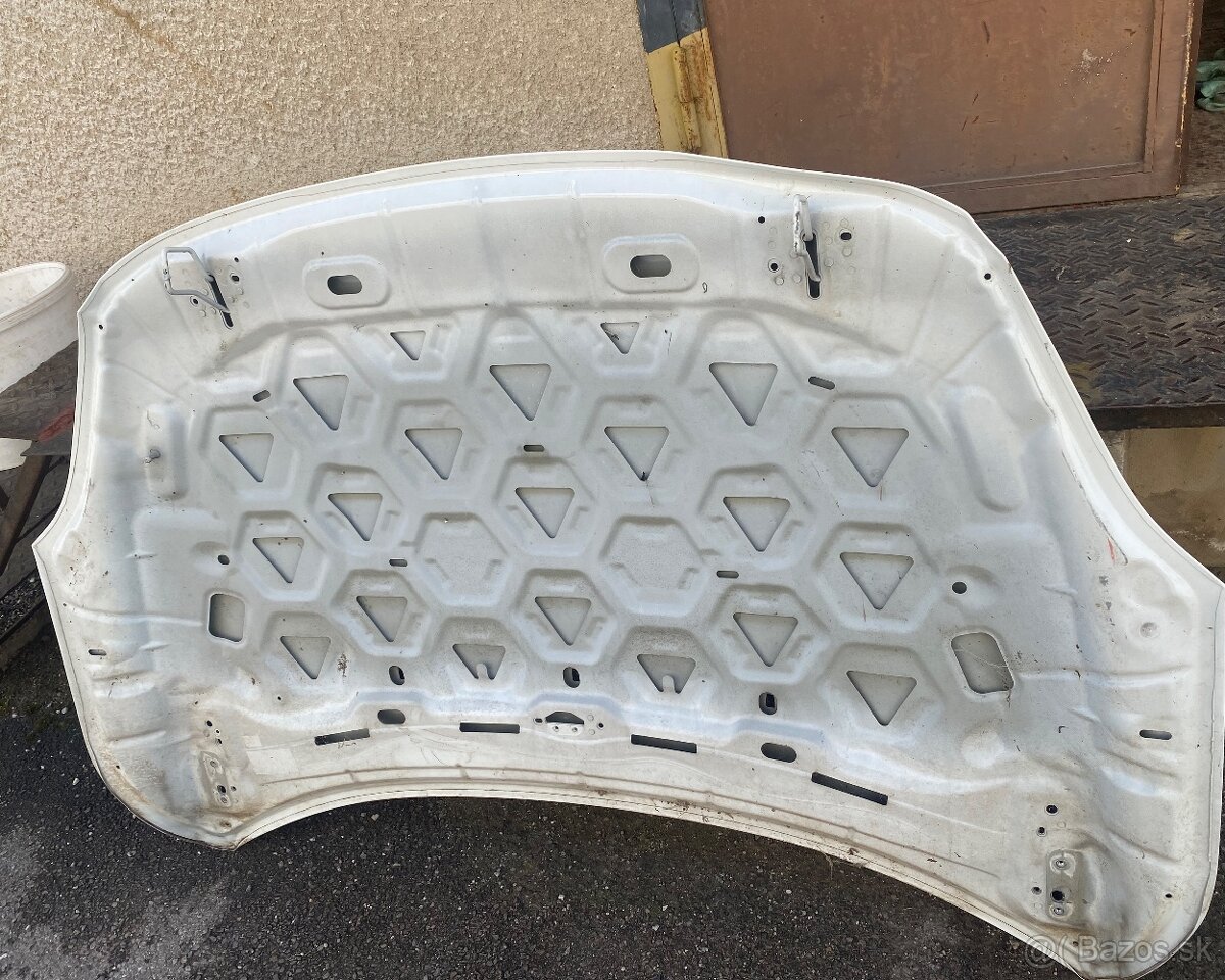 Volvo V40 predna kapota