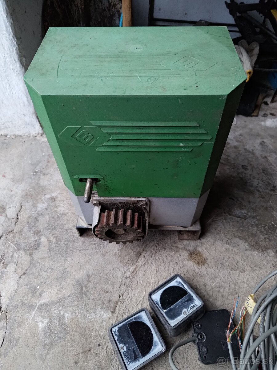 Motor na posuvnú bránu