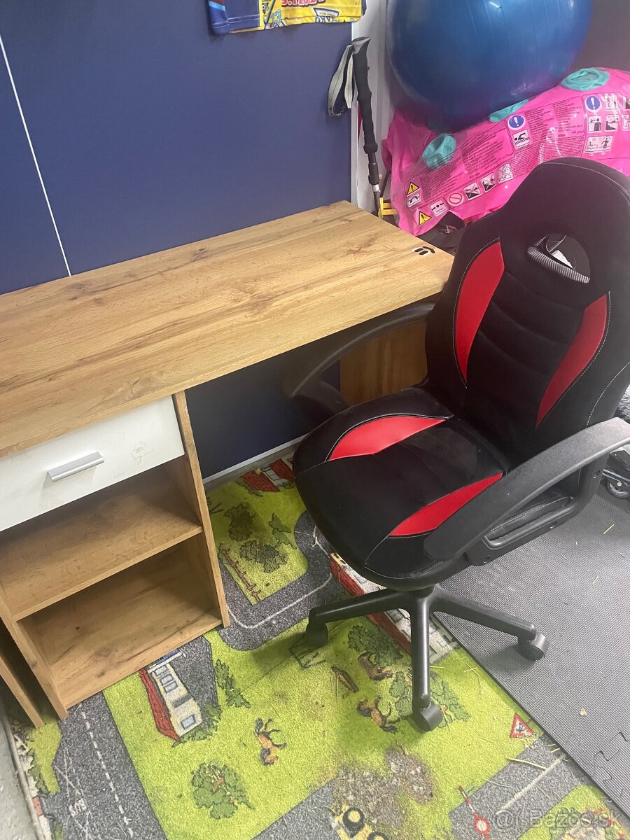 Darujem detské písacie stolíky a stoličky