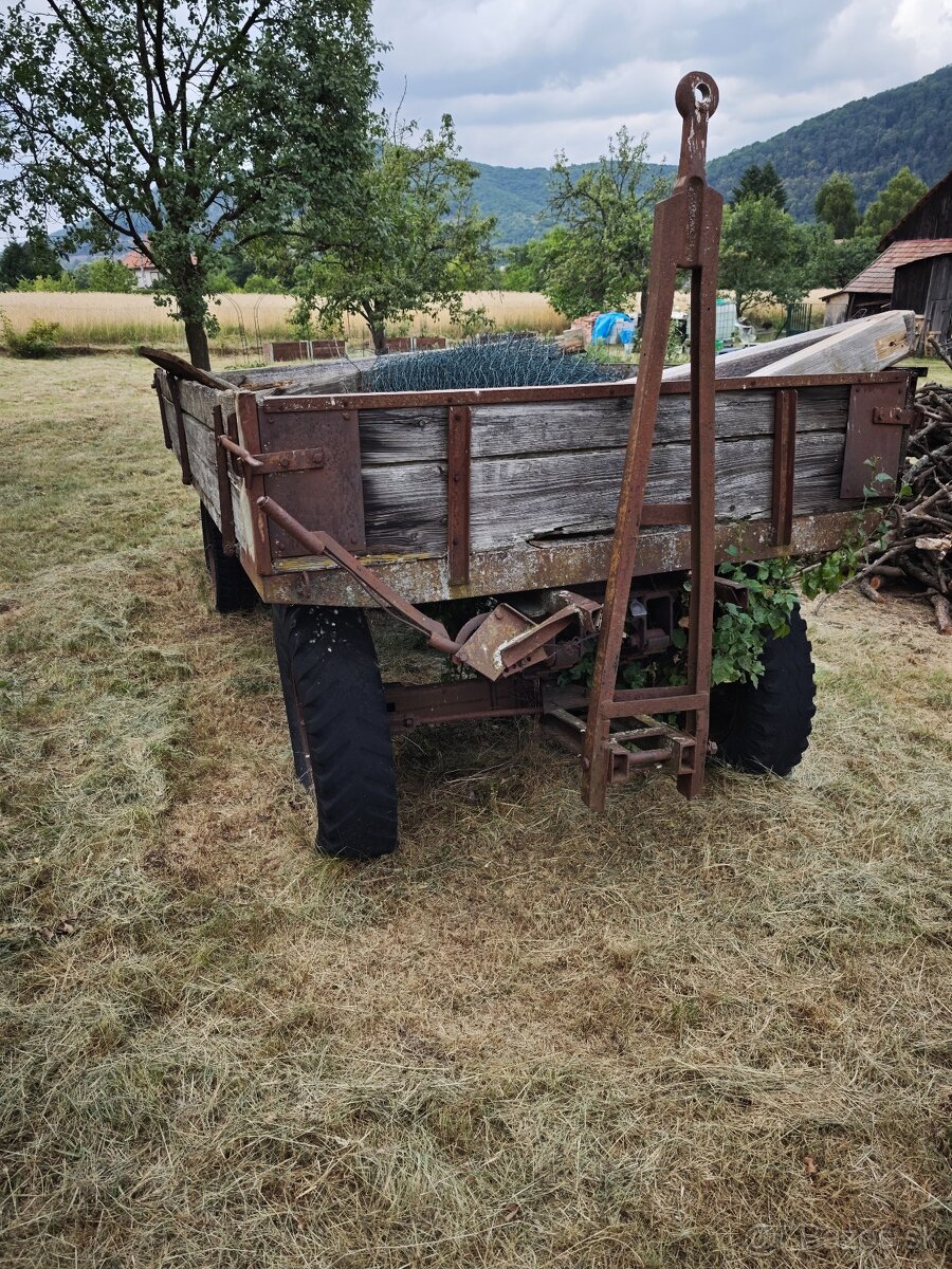 Vyklapacia vlečka za traktor