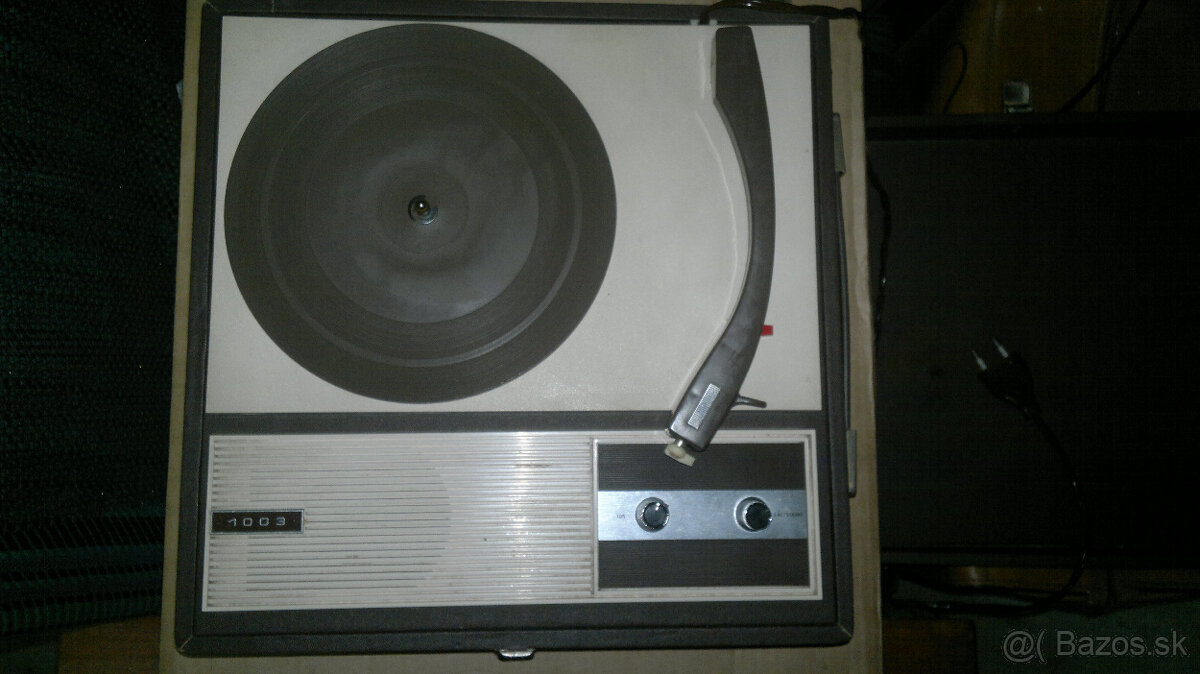 Starý funkčný kufríkový gramofón Telefunken