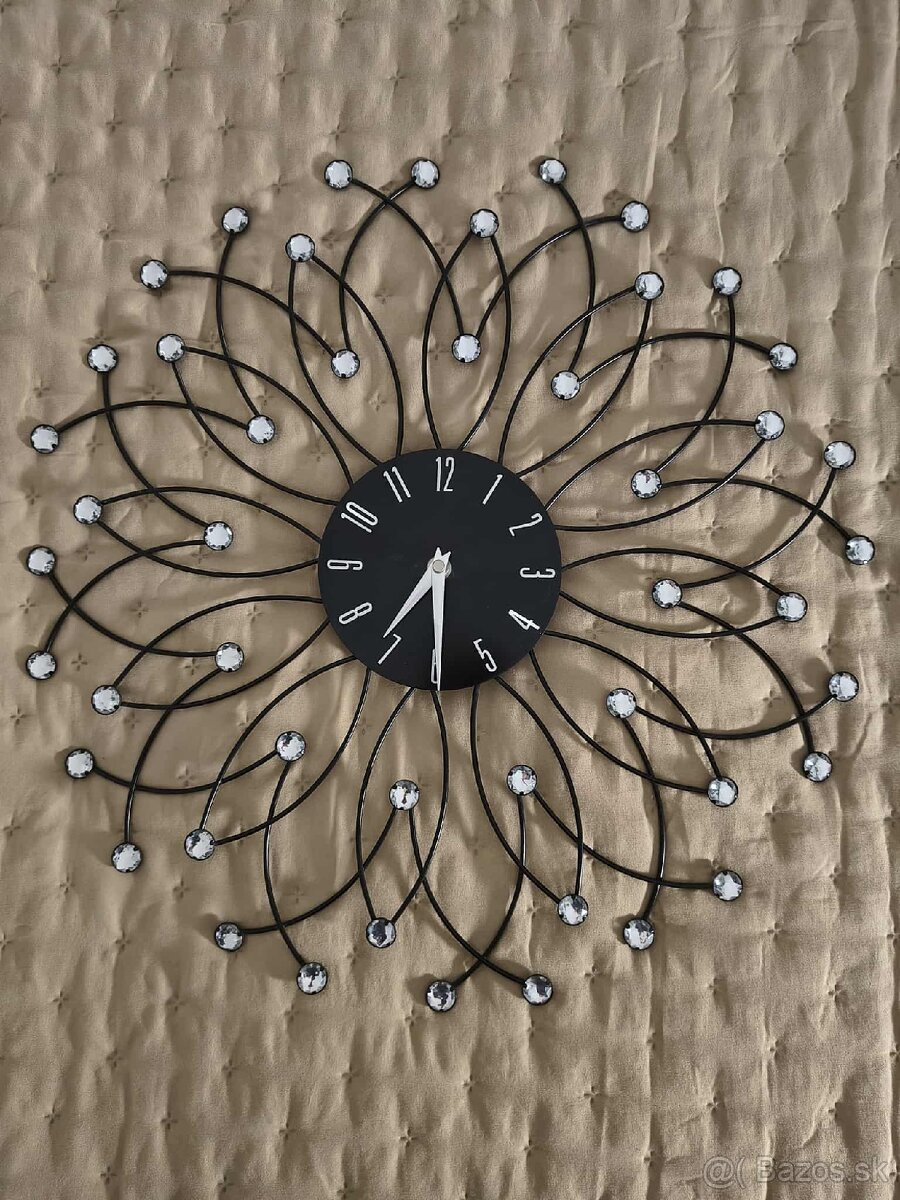 Na predaj nástenné hodiny