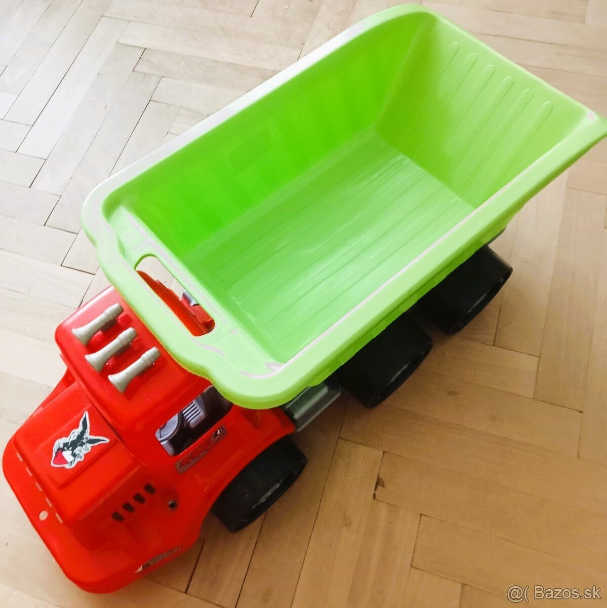 Nákladné vyklápacie auto