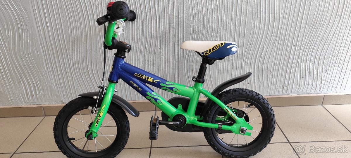 Detský bicykel s pomocnými kolieskami