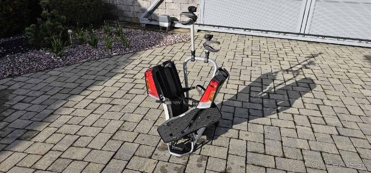 Nosic na 2 elektro bicykle thule