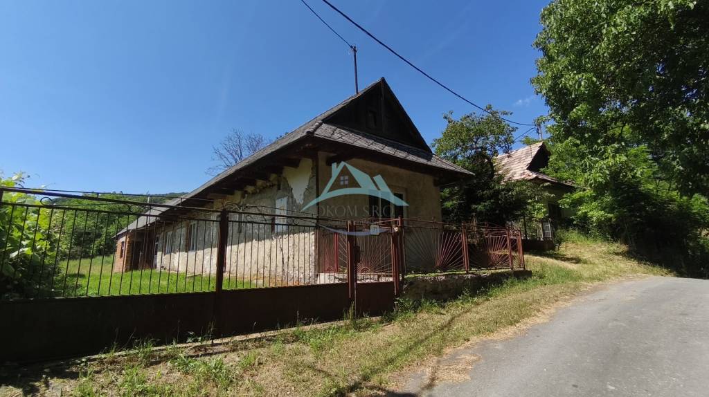 Pôvodný vidiecky dom v obci Čelovce okres Veľký Krtíš.
