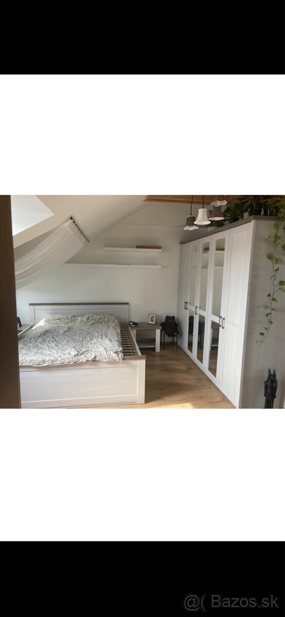 Spálňový set. (posteľ, skriňa a nočné stolíky)