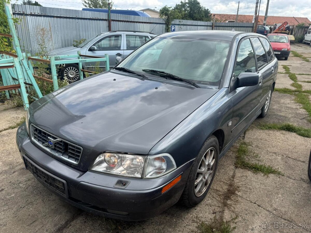 VOLVO V40 2002 na náhradné diely
