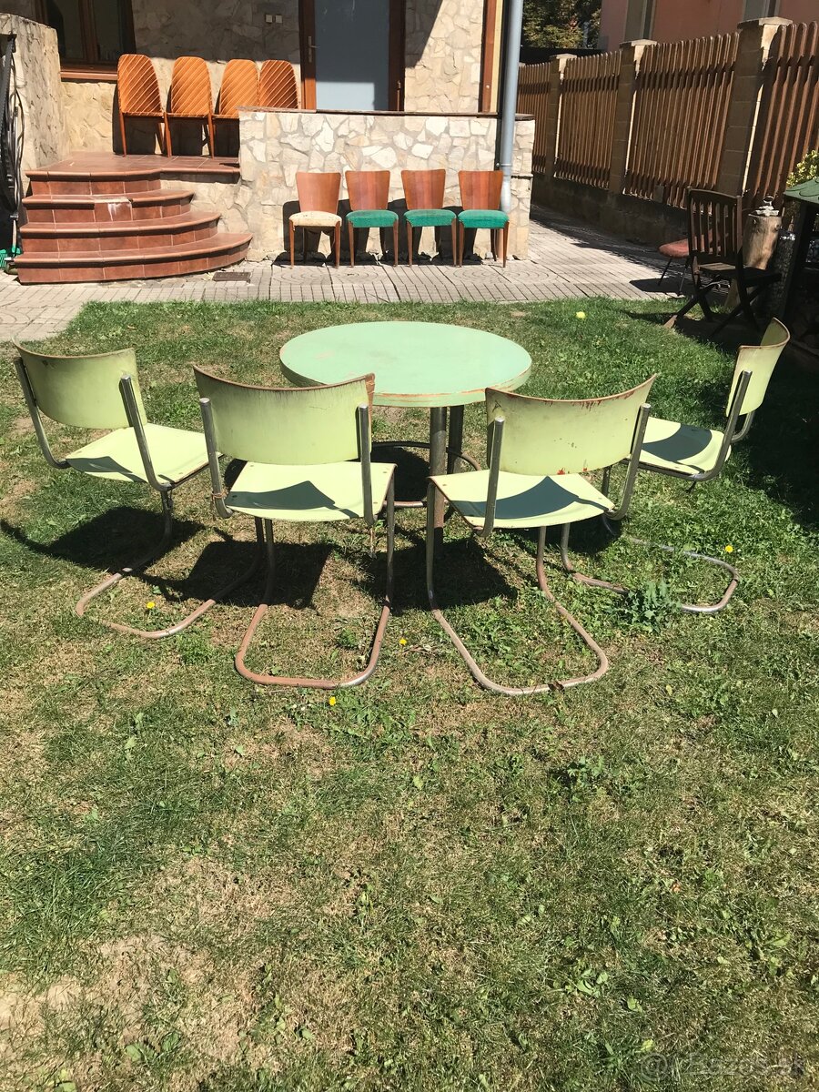 Chrómový nábytok.