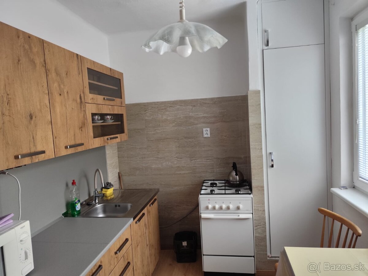 Krásny prerobený 2 izbový byt na prenájom - CENTRUM