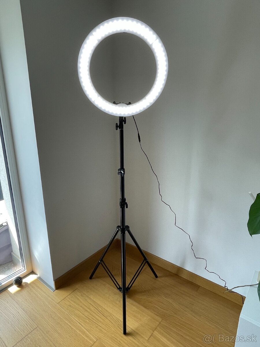 Kruhové LED svetlo (55W) + masívny statív (max 295 cm)