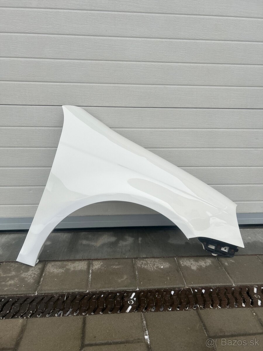 Predny pravy blatnik VW Golf 5 variant biela LR9A